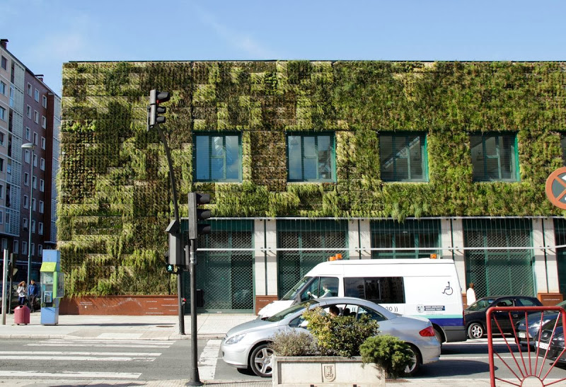 Illustration for article titled 33.000 plantas envuelven este edificio para ahorrar energía